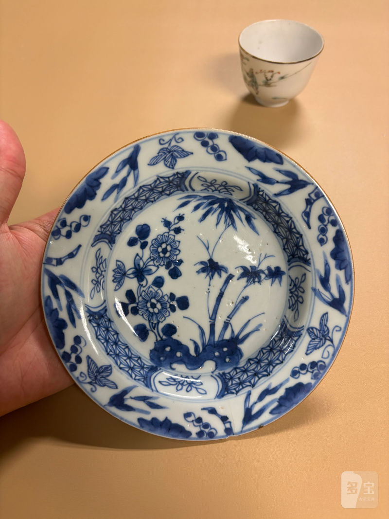 清 粉彩人物纹杯、青花花卉纹盘一组两件 - 图9